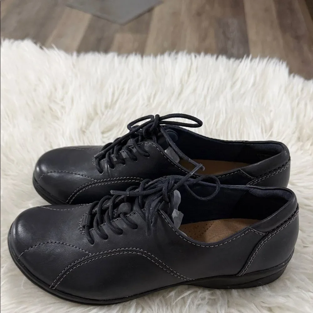 Clarks women’s Navy Leather Oxfords Size 7.5 NWOT